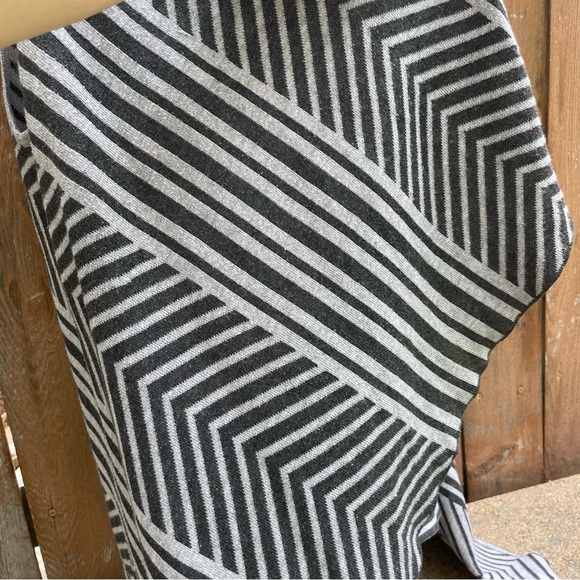 ENERGE Women’s Striped Gray Sleeveless Sweater Vest Open Front One Size - Picture 5 of 10